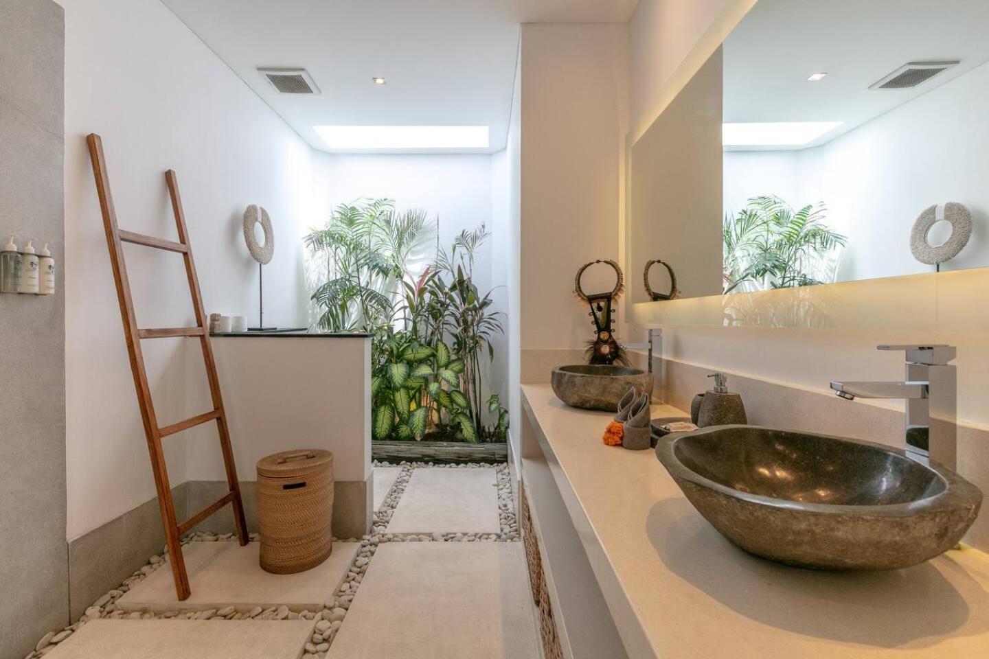 4 Bd Villa With Large Garden, Pool In Seminyak Bagian luar foto